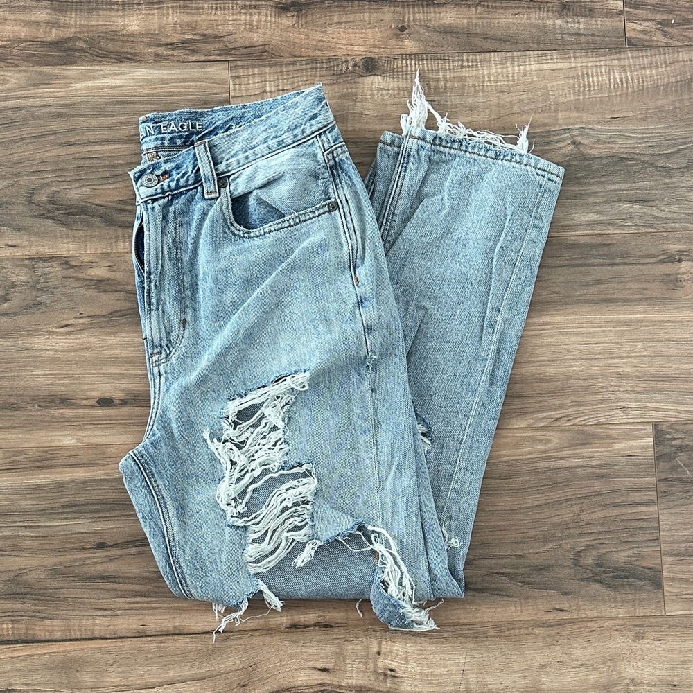 American Eagle Outfitters Women's Light Blue Distressed Mom Jeans size 8R